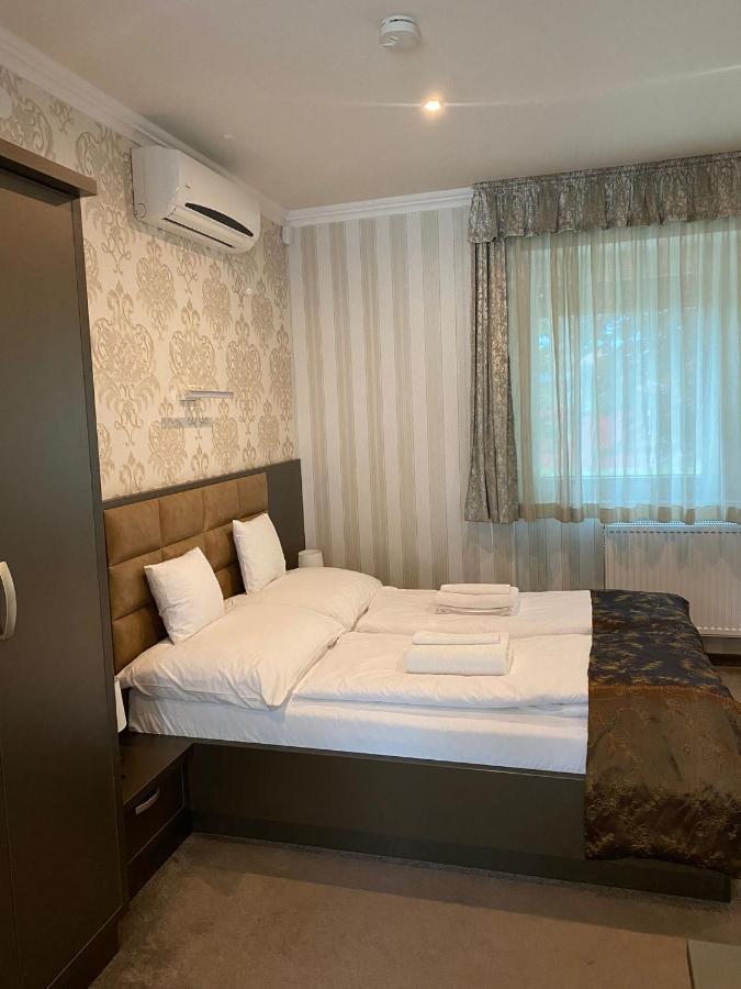 Blueline Motel Jaszbereny Exterior foto