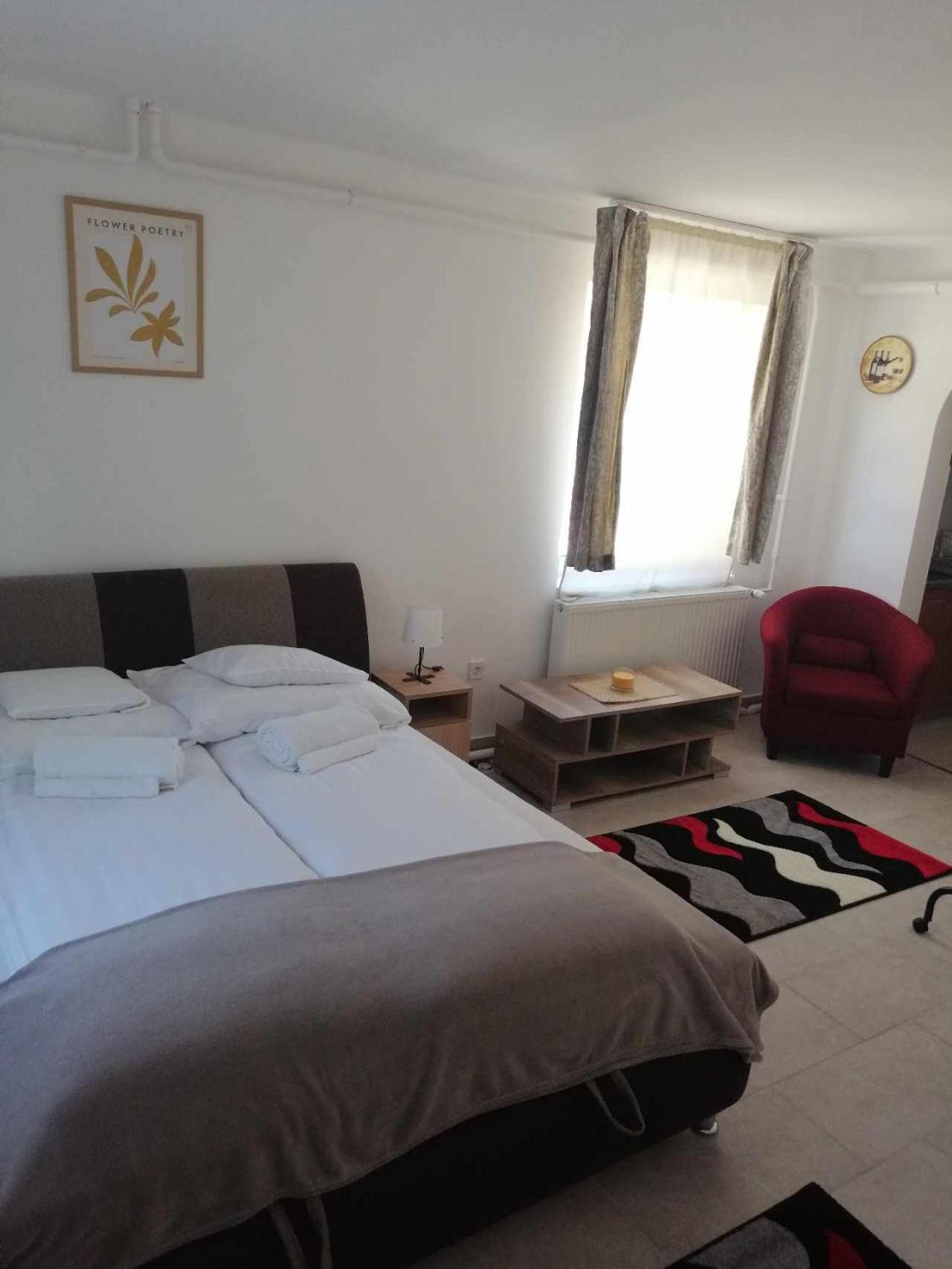 Blueline Motel Jaszbereny Exterior foto
